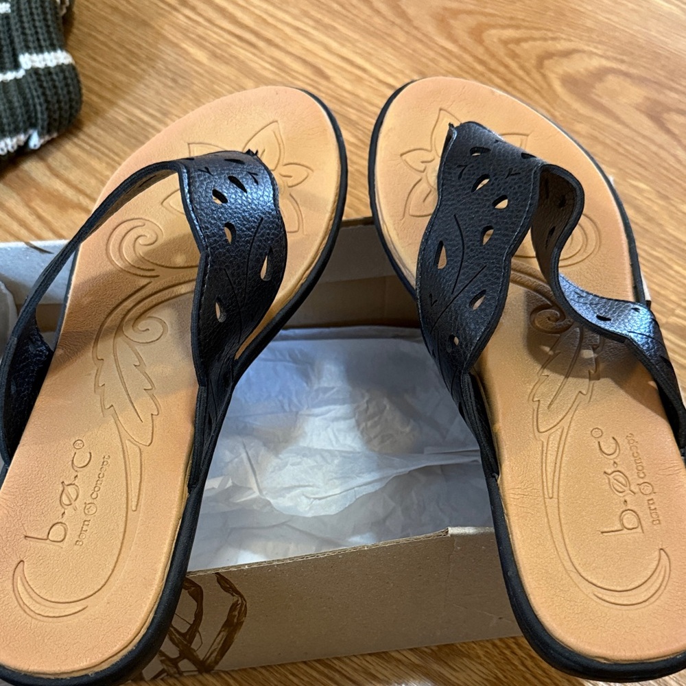 b.o.c. Women's Black and Tan Sandals
